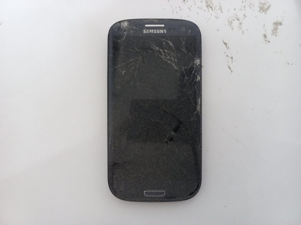스마트폰 버리기 액정 깨진 폰 실물